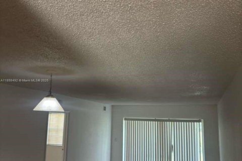 Condominio en alquiler en Pompano Beach, Florida, 2 dormitorios, 94.76 m2 № 1882670 - foto 1