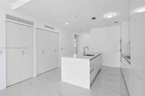 Condo in Miami, Florida, 2 bedrooms  № 2024321 - photo 27