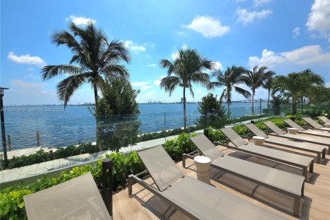 Condo in Miami, Florida, 2 bedrooms  № 2024321 - photo 13