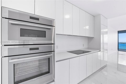 Condo in Miami, Florida, 2 bedrooms  № 2024321 - photo 28