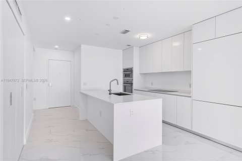 Condo in Miami, Florida, 2 bedrooms  № 2024321 - photo 26