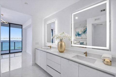 Condo in Miami, Florida, 2 bedrooms  № 2024321 - photo 9