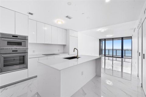 Condo in Miami, Florida, 2 bedrooms  № 2024321 - photo 2