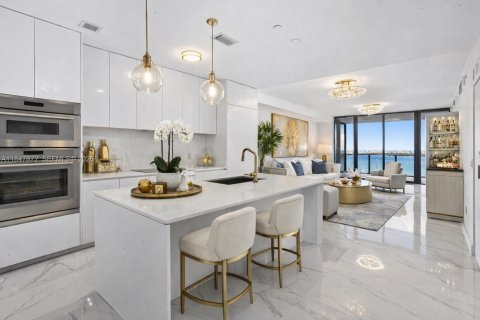 Condo in Miami, Florida, 2 bedrooms  № 2024321 - photo 3