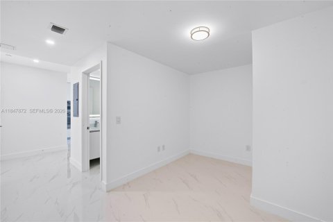 Condo in Miami, Florida, 2 bedrooms  № 2024321 - photo 4