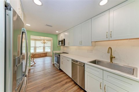 House in Sarasota, Florida 2 bedrooms, 105.91 sq.m. № 2204831 - photo 9