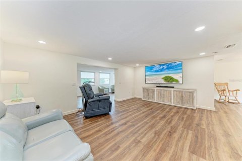 House in Sarasota, Florida 2 bedrooms, 105.91 sq.m. № 2204831 - photo 15