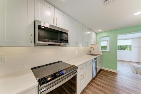 House in Sarasota, Florida 2 bedrooms, 105.91 sq.m. № 2204831 - photo 8