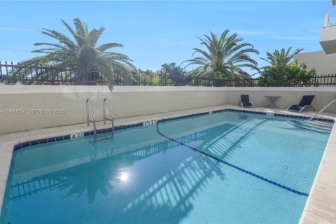 Снять в аренду кондоминиум в Майами-Бич, Флорида 2 спальни, 66.89м2, № 2057032 - фото 17
