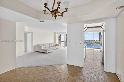 Condo in Aventura, Florida, 2 bedrooms  № 2000408 - photo 11