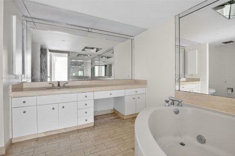Condo in Aventura, Florida, 2 bedrooms  № 2000408 - photo 23