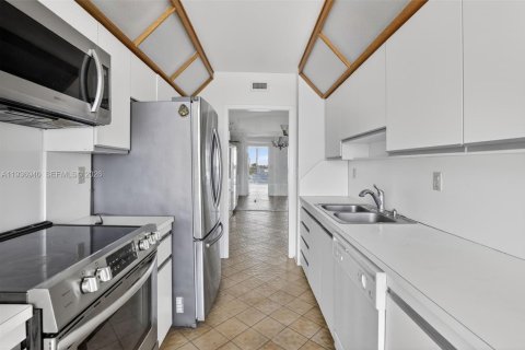 Condo in Aventura, Florida, 2 bedrooms  № 2000408 - photo 15