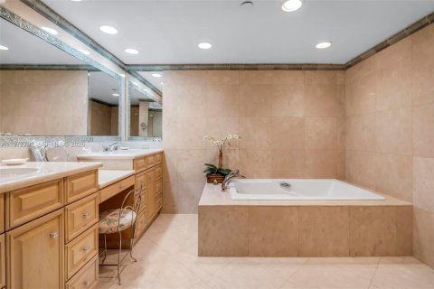 Condo in Aventura, Florida, 2 bedrooms  № 2041839 - photo 20