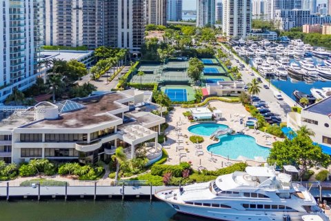 Condo in Aventura, Florida, 2 bedrooms  № 2041839 - photo 25