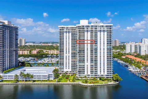 Condo in Aventura, Florida, 2 bedrooms  № 2041839 - photo 24