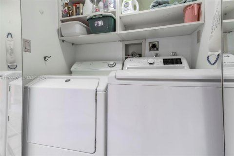 Condo in Aventura, Florida, 2 bedrooms  № 2041839 - photo 9