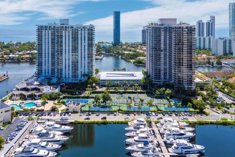 Condo in Aventura, Florida, 2 bedrooms  № 2041839 - photo 27