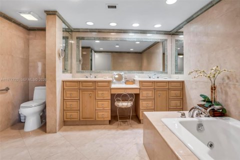 Condo in Aventura, Florida, 2 bedrooms  № 2041839 - photo 18