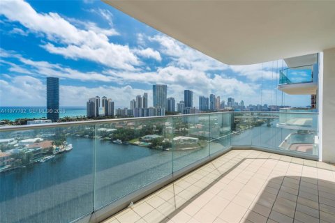 Condo in Aventura, Florida, 2 bedrooms  № 2041839 - photo 15