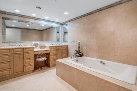 Condo in Aventura, Florida, 2 bedrooms  № 2041839 - photo 19