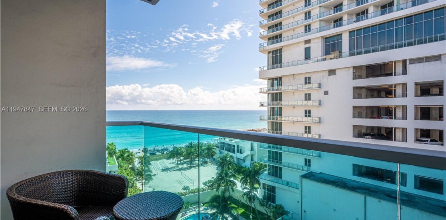 Condominio en Hollywood, Florida, 2 dormitorios  № 2003963