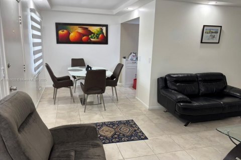 Condo in Pembroke Pines, Florida, 2 bedrooms  № 1766374 - photo 17
