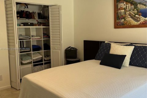 Condo in Pembroke Pines, Florida, 2 bedrooms  № 1766374 - photo 11