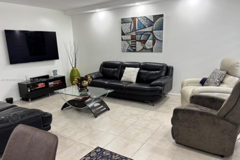 Condo in Pembroke Pines, Florida, 2 bedrooms  № 1766374 - photo 14