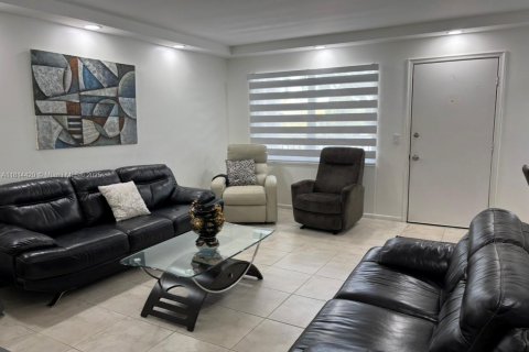 Condo in Pembroke Pines, Florida, 2 bedrooms  № 1766374 - photo 16