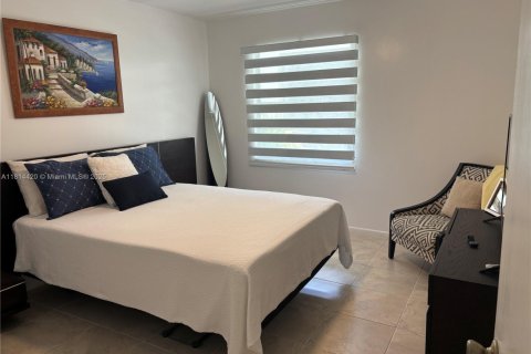 Condo in Pembroke Pines, Florida, 2 bedrooms  № 1766374 - photo 9