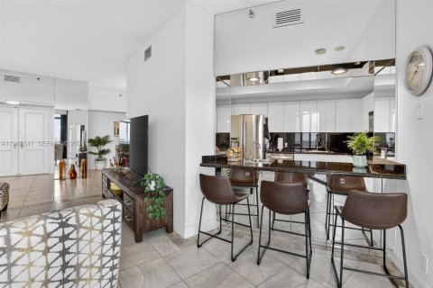 Condo in Aventura, Florida, 2 bedrooms  № 2248036 - photo 9