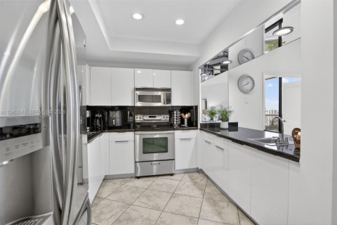 Condo in Aventura, Florida, 2 bedrooms  № 2248036 - photo 13