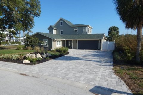 House in Port Richey, Florida 4 bedrooms, 341.14 sq.m. № 1690929 - photo 1