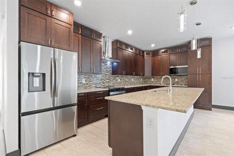 House in Tampa, Florida 5 bedrooms, 270.53 sq.m. № 1821457 - photo 7