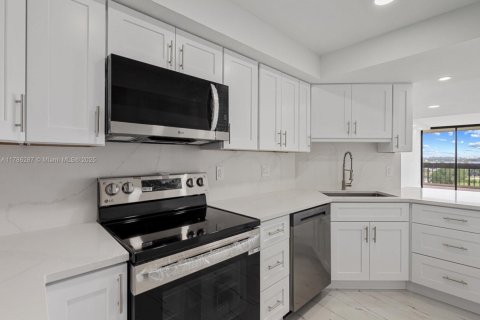 Condo in West Palm Beach, Florida, 3 bedrooms  № 1701572 - photo 2