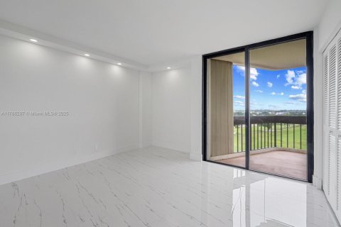 Condo in West Palm Beach, Florida, 3 bedrooms  № 1701572 - photo 11