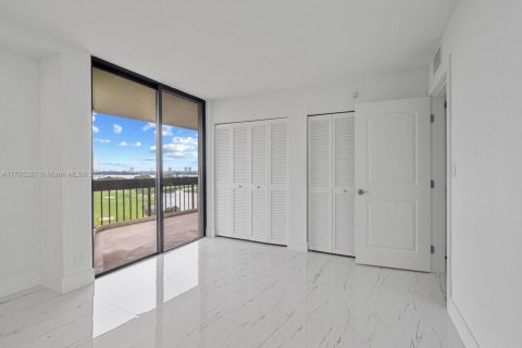 Condo in West Palm Beach, Florida, 3 bedrooms  № 1701572 - photo 19