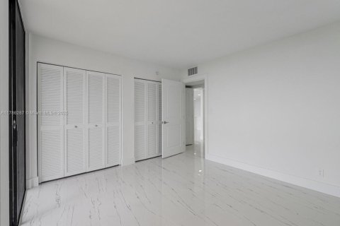 Condo in West Palm Beach, Florida, 3 bedrooms  № 1701572 - photo 18