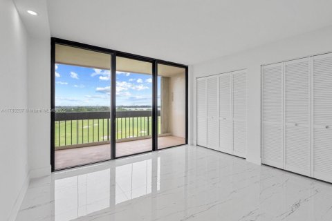 Condo in West Palm Beach, Florida, 3 bedrooms  № 1701572 - photo 14
