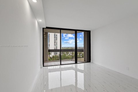 Condo in West Palm Beach, Florida, 3 bedrooms  № 1701572 - photo 21