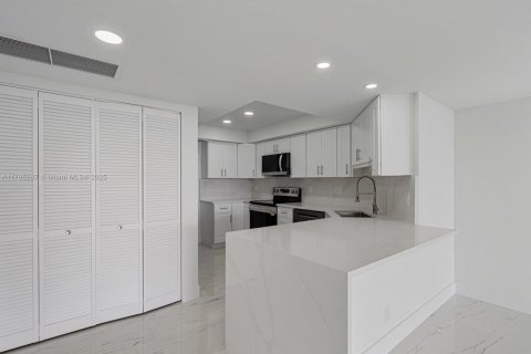 Condo in West Palm Beach, Florida, 3 bedrooms  № 1701572 - photo 5