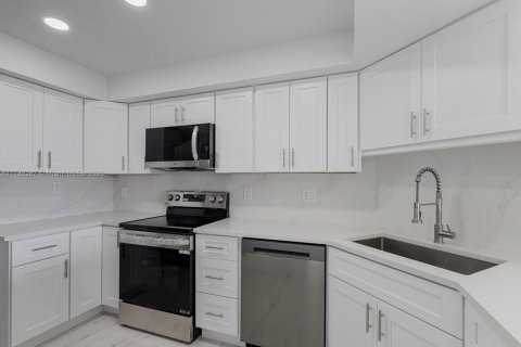 Condo in West Palm Beach, Florida, 3 bedrooms  № 1701572 - photo 1