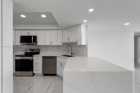 Condo in West Palm Beach, Florida, 3 bedrooms  № 1701572 - photo 3