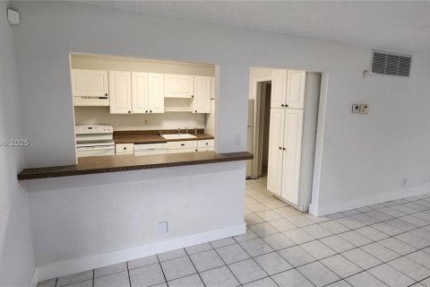 Condo in Fort Lauderdale, Florida, 3 bedrooms  № 1838689 - photo 1