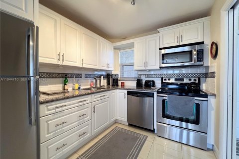 Condo in Pembroke Pines, Florida, 1 bedroom № 2060118 - photo 3