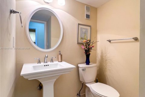 Condo in Pembroke Pines, Florida, 1 bedroom № 2060118 - photo 9