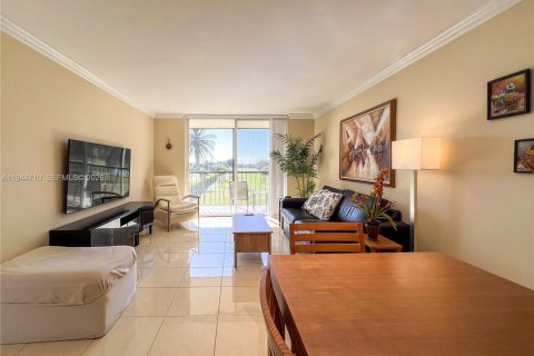 Condo in Pembroke Pines, Florida, 1 bedroom № 2060118 - photo 5