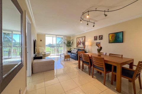 Condo in Pembroke Pines, Florida, 1 bedroom № 2060118 - photo 4