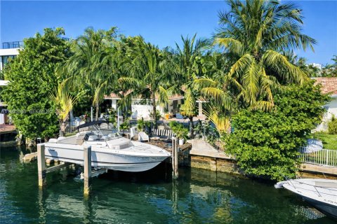 Купить виллу или дом в Норт-Майами-Бич, Флорида 4 спальни, 232.44м2, № 2026373 - фото 2