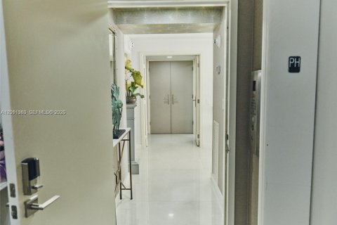 Снять в аренду кондоминиум в Форт-Лодердейл, Флорида 2 спальни, 139.35м2, № 2075167 - фото 14